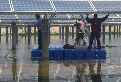昌邑下营光伏发电站工程维修人员进行水上作业